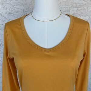 Woolx V-Neck long sleeve Layla tee shirt. Small reg fit. Gold